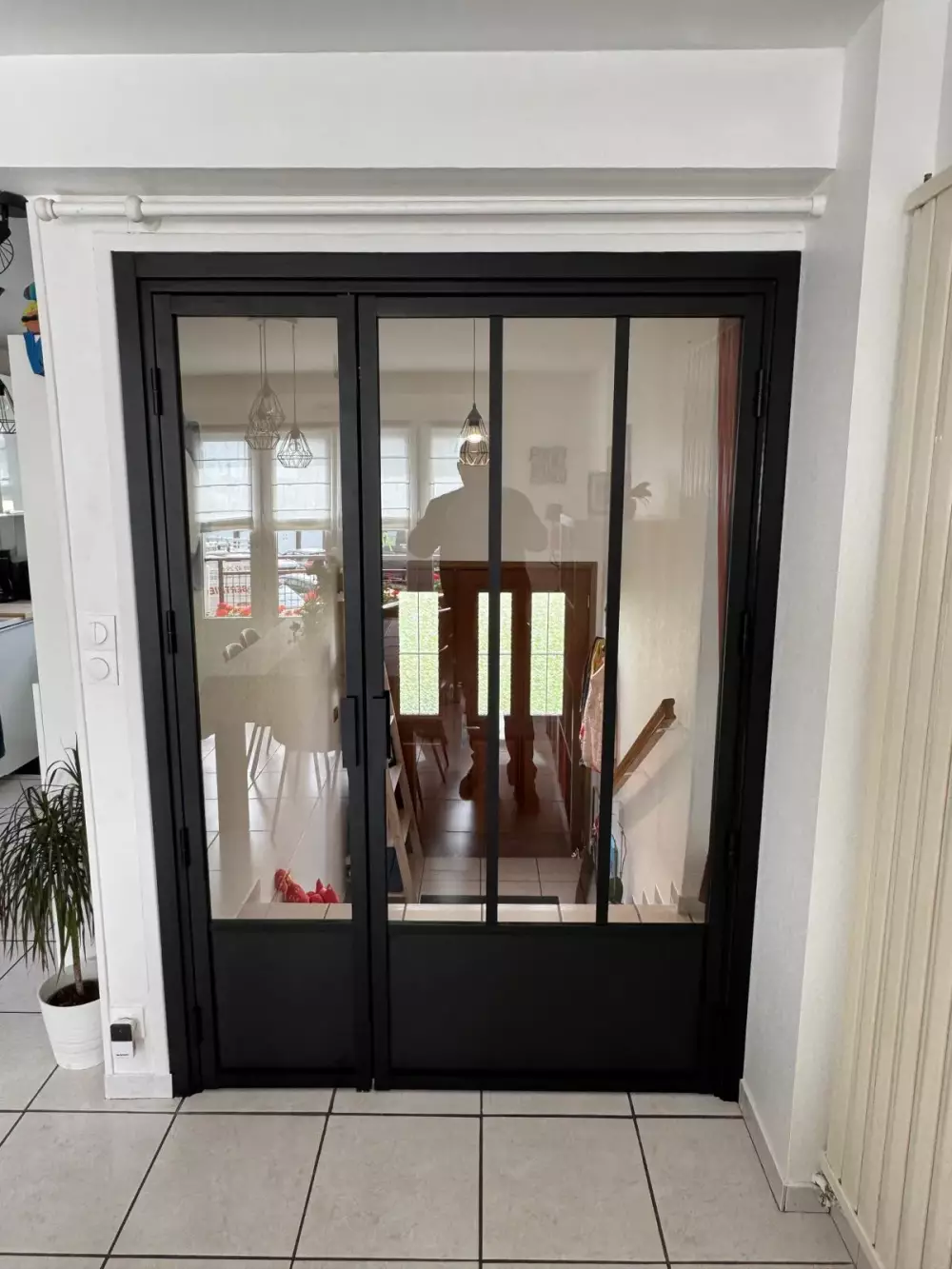 Verrière intérieure noire avec porte vitrée posée à Brest